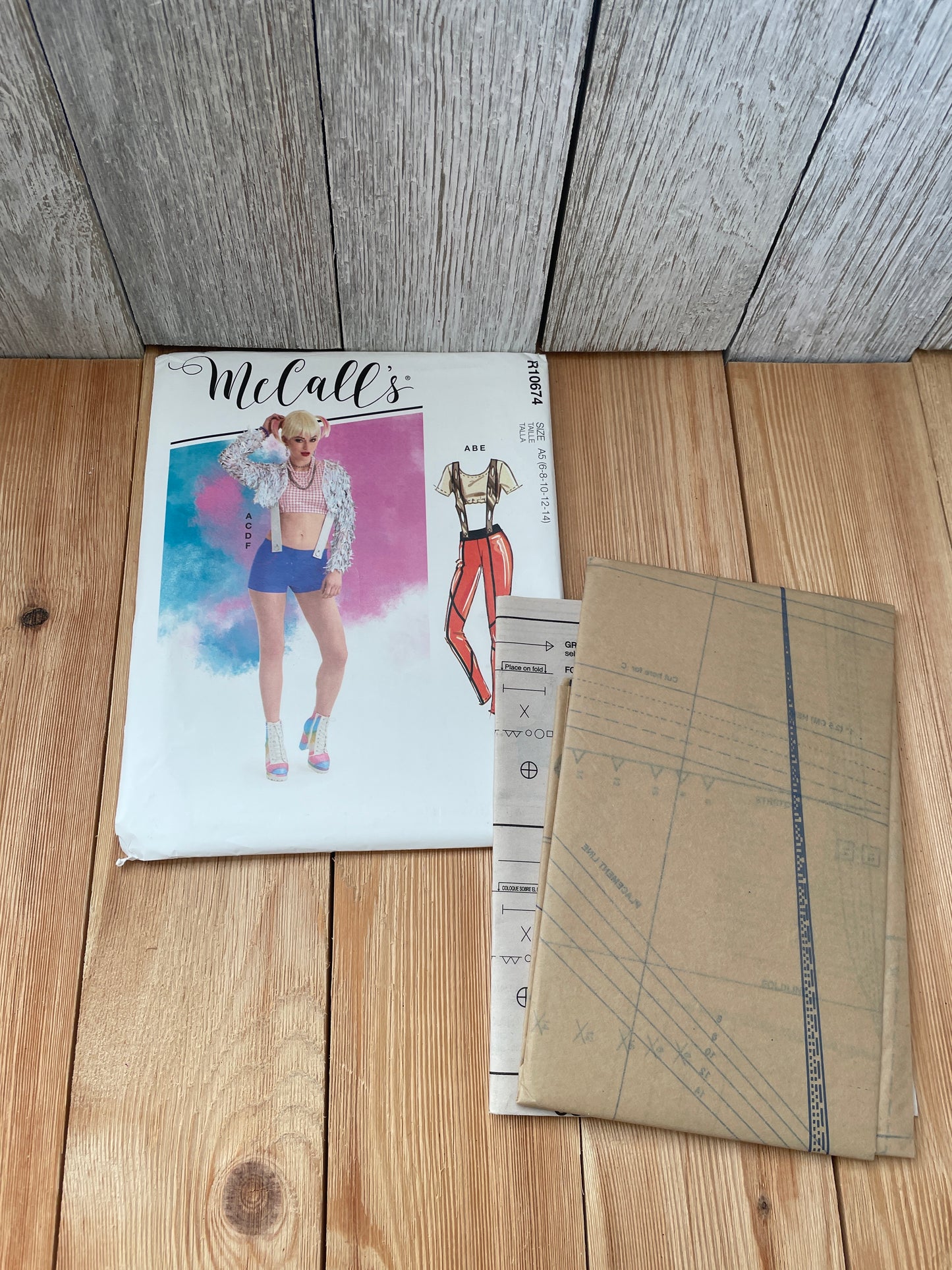 McCall's Costume R10674 DC Comics Harley Quinn Suspenders Shorts Pants Halloween Cosplay Size 6-14 14-22 Uncut FF Sewing Pattern