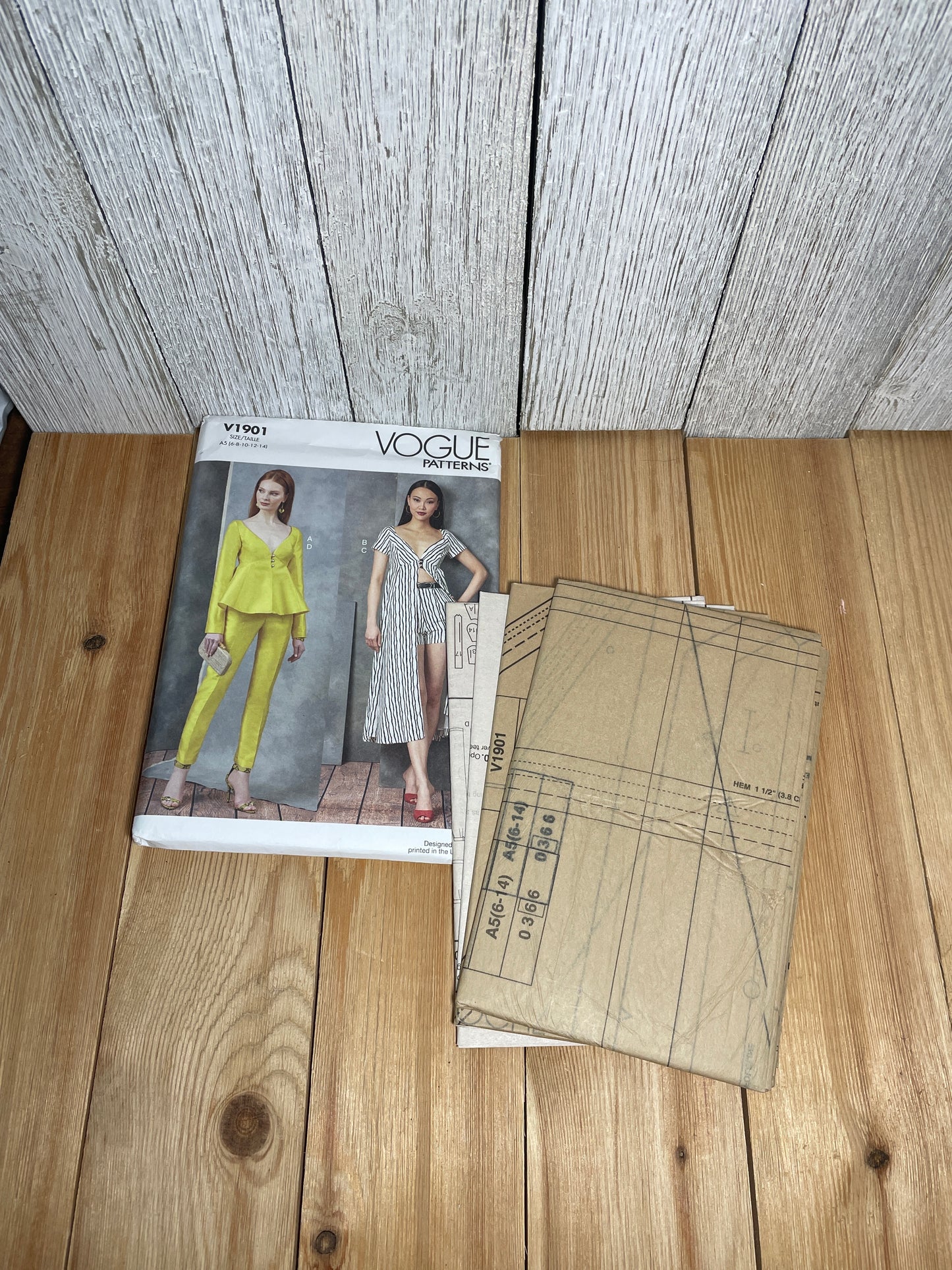 Vogue V1901 Sweetheart Neckline Empire Waist Blouse in Two Lengths Pants Shorts Size 6-14 Pattern UNCUT FF