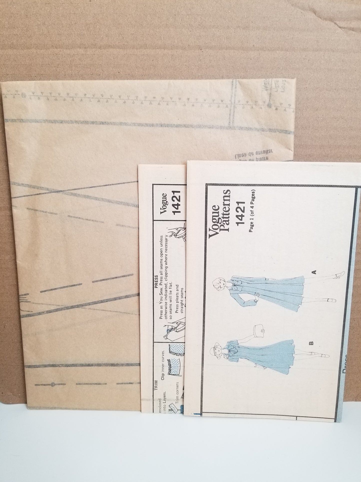 Vogue 1421 Molyneux Semi-Fitted Dress with Princess Seams, Inverted Pleats, Pointed Collar Size 16 Pattern Uncut FF
