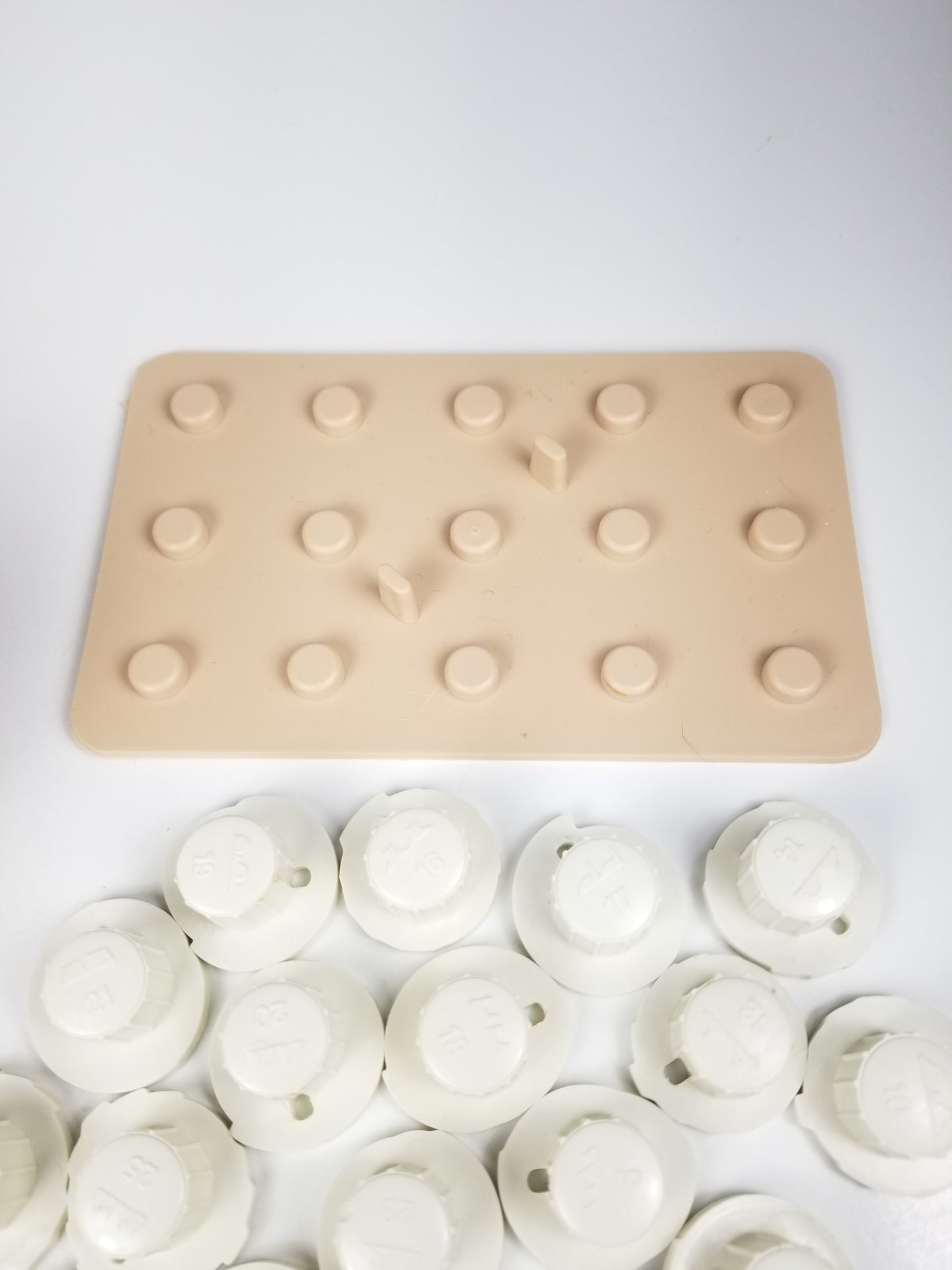 Deluxe Zigzag Sewing Machine Attachments 29 attachments box and plate