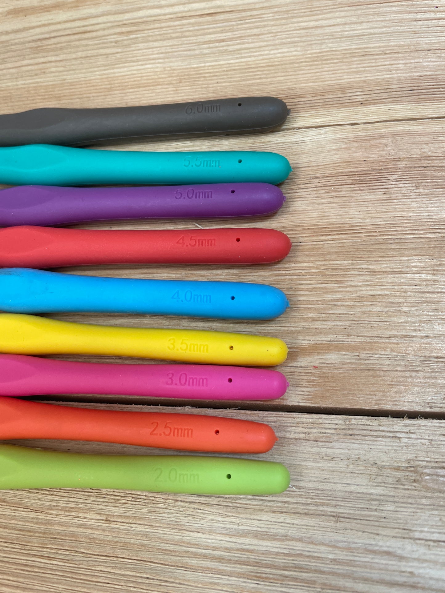9 PC Assorted Crochet Hook Starter Pack Sizes 2mm-6mm Rainbow Colored Metal and Soft Handles for Beginners