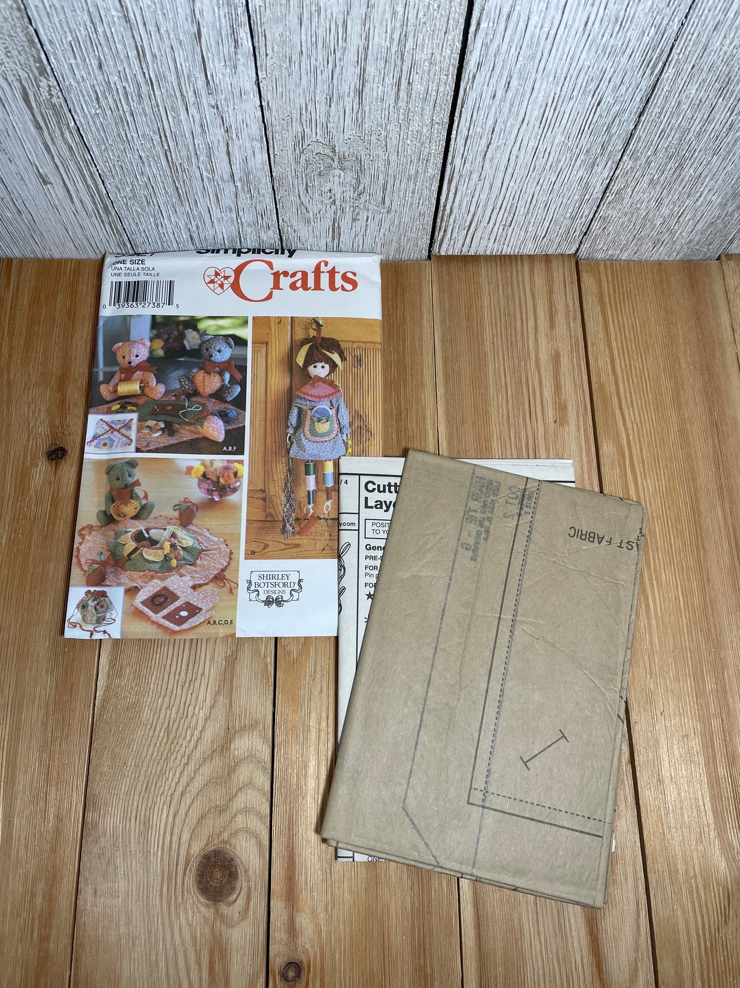 Simplicity Crafts 5227 Sewing Accessories Pin Cushion, Sewing Kit, Needle Holder, Thread Spool One Size Pattern UNCUT FF