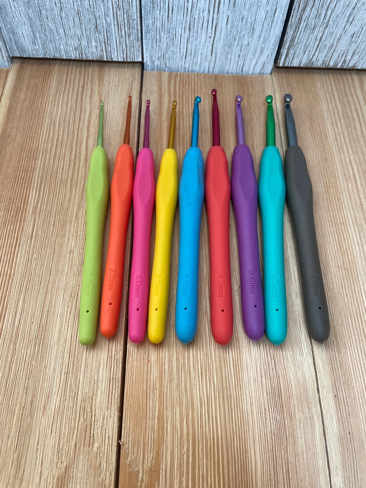 9 PC Assorted Crochet Hook Starter Pack Sizes 2mm-6mm Rainbow Colored Metal and Soft Handles for Beginners