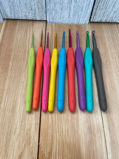 9 PC Assorted Crochet Hook Starter Pack Sizes 2mm-6mm Rainbow Colored Metal and Soft Handles for Beginners